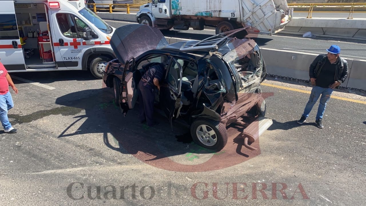 Familia sobrevive a choque contra tráiler, en Apetatitlán